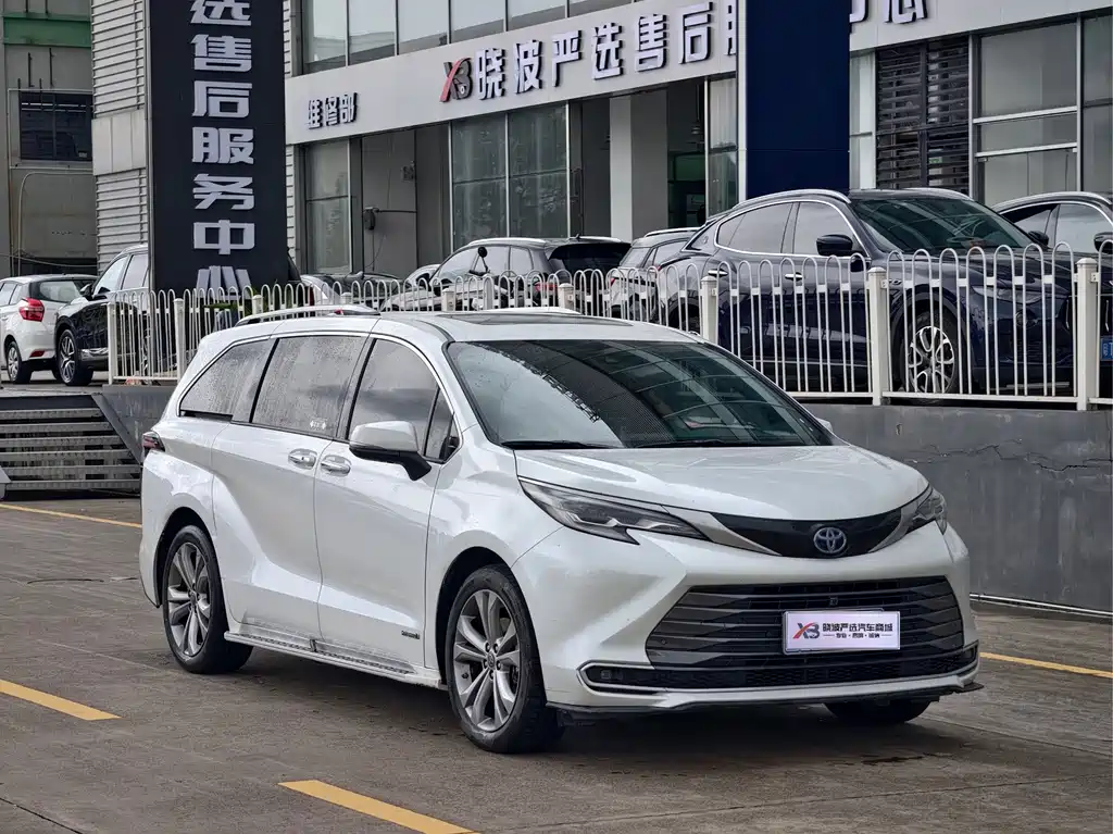Sienna 2.5 L Hybrid Distinguished