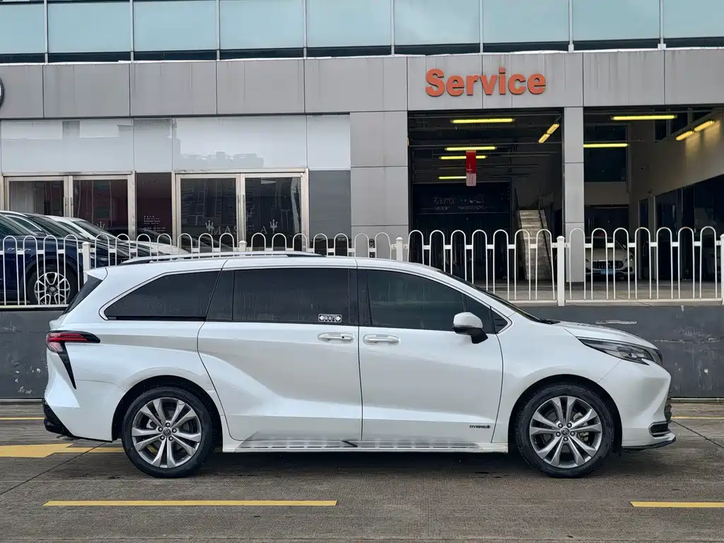 Sienna 2.5 L Hybrid Distinguished