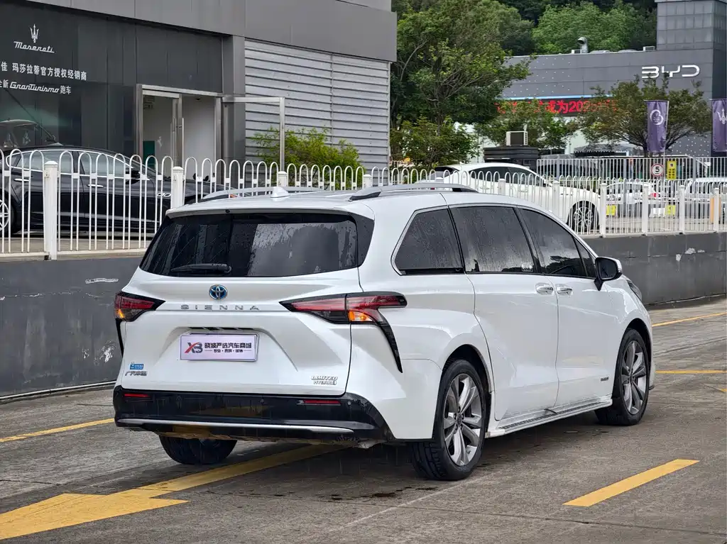 Sienna 2.5 L Hybrid Distinguished