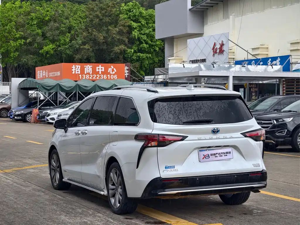 Sienna 2.5 L Hybrid Distinguished