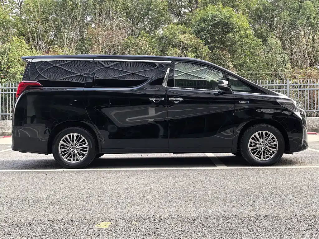 Alphard Dual Engine 2.5 L Distinguished