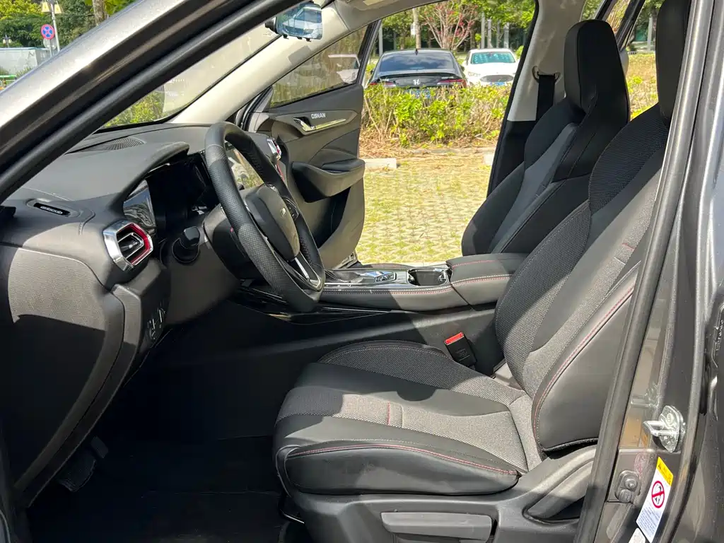 Changan Oshan X5 1.6 L CVT Distinguished