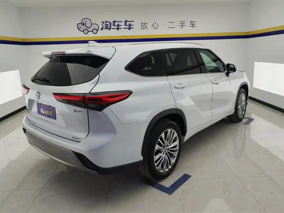 Highlander 2.5 L Smart e-Hybrid Dual Engine 4 WD Distinguished 7-seat