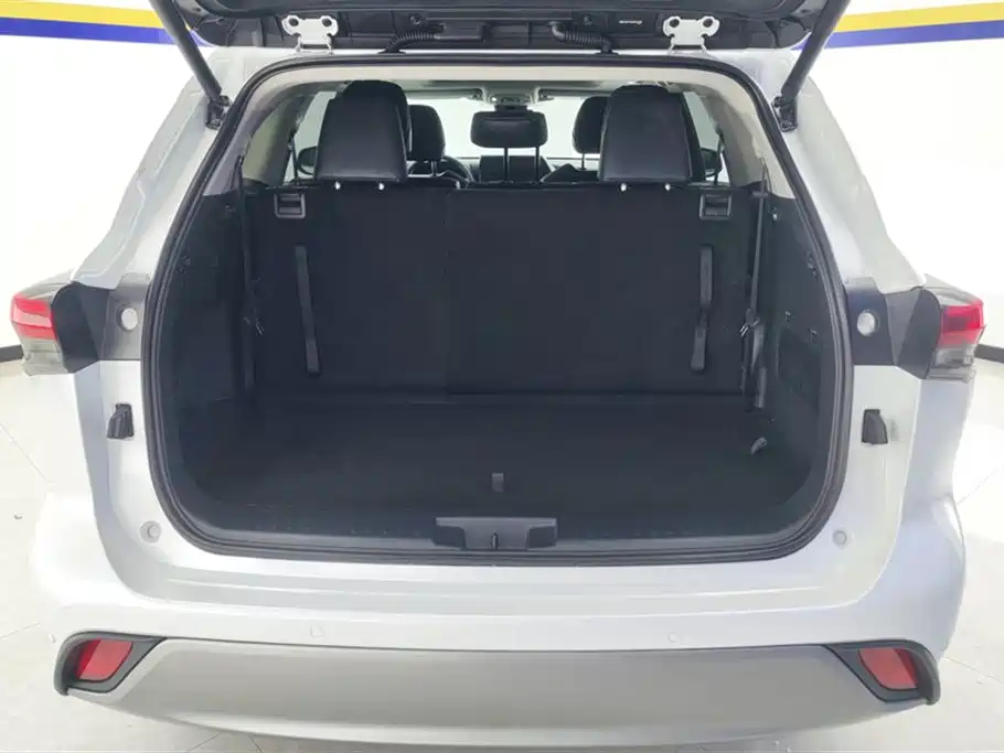 Highlander 2.5 L Smart e-Hybrid Dual Engine 4 WD Distinguished 7-seat
