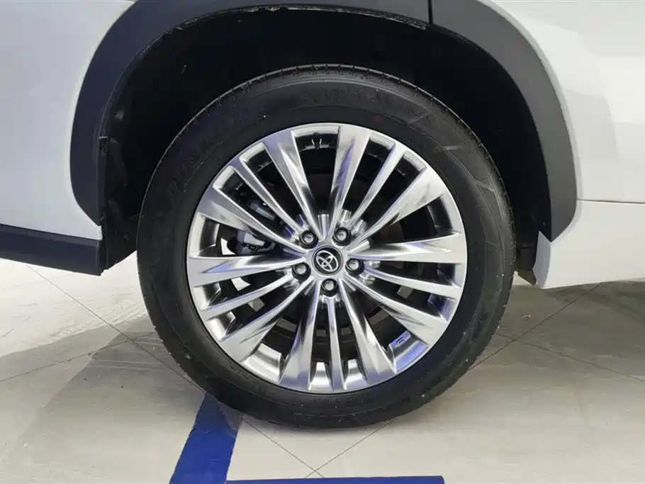 Highlander 2.5 L Smart e-Hybrid Dual Engine 4 WD Distinguished 7-seat