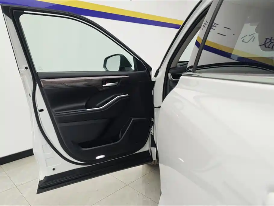 Highlander 2.5 L Smart e-Hybrid Dual Engine 4 WD Distinguished 7-seat