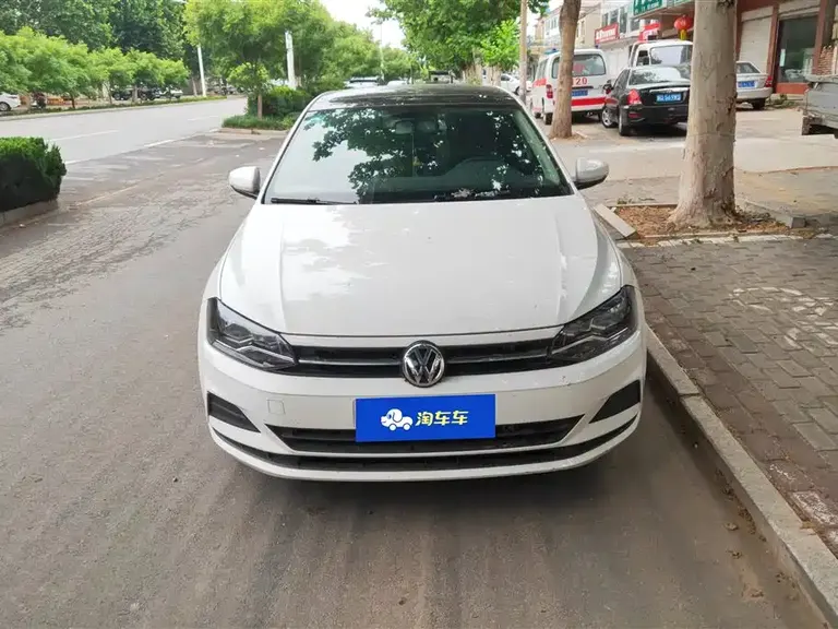 Volkswagen Polo Plus 1.5 L Auto Colorful Tech