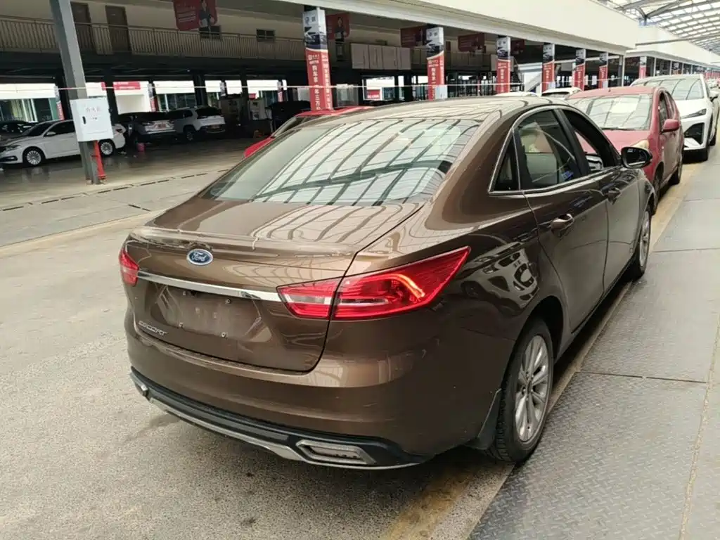 Escort 1.5 L Auto Fashion