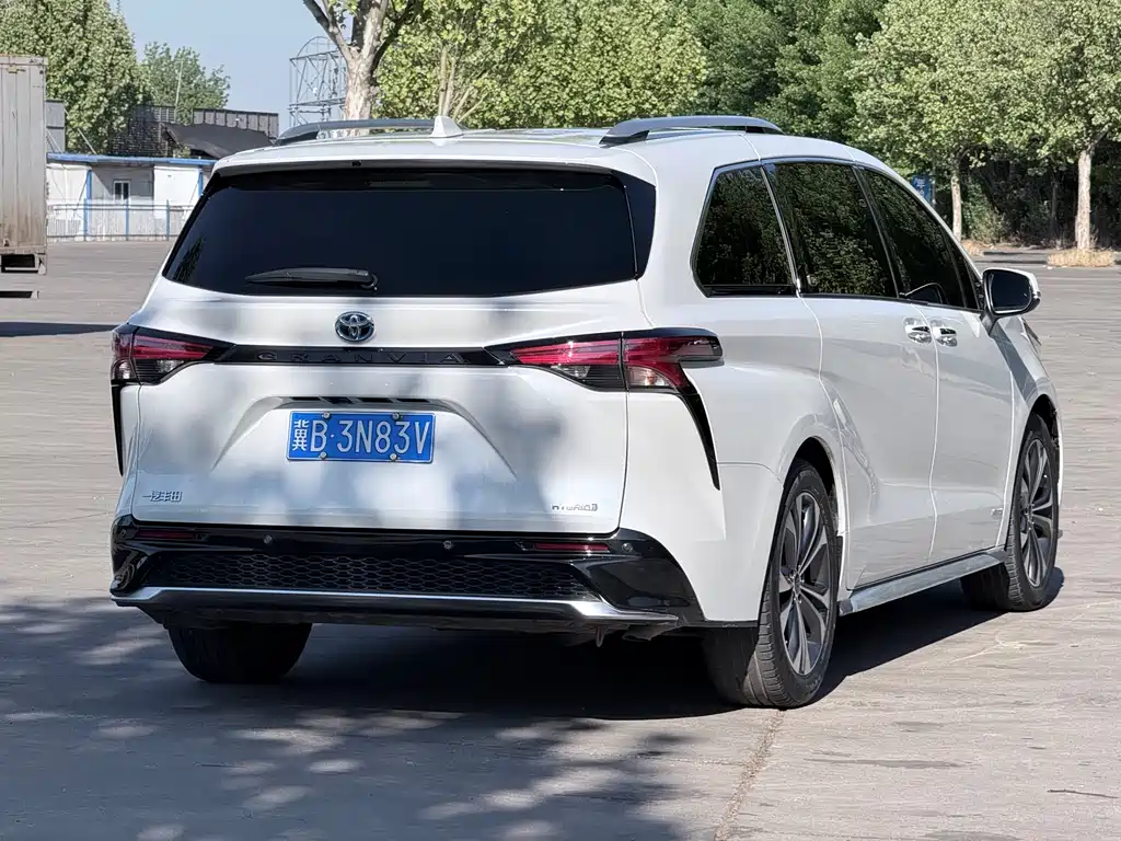 Granvia 2.5 L Hybrid Noble VIP