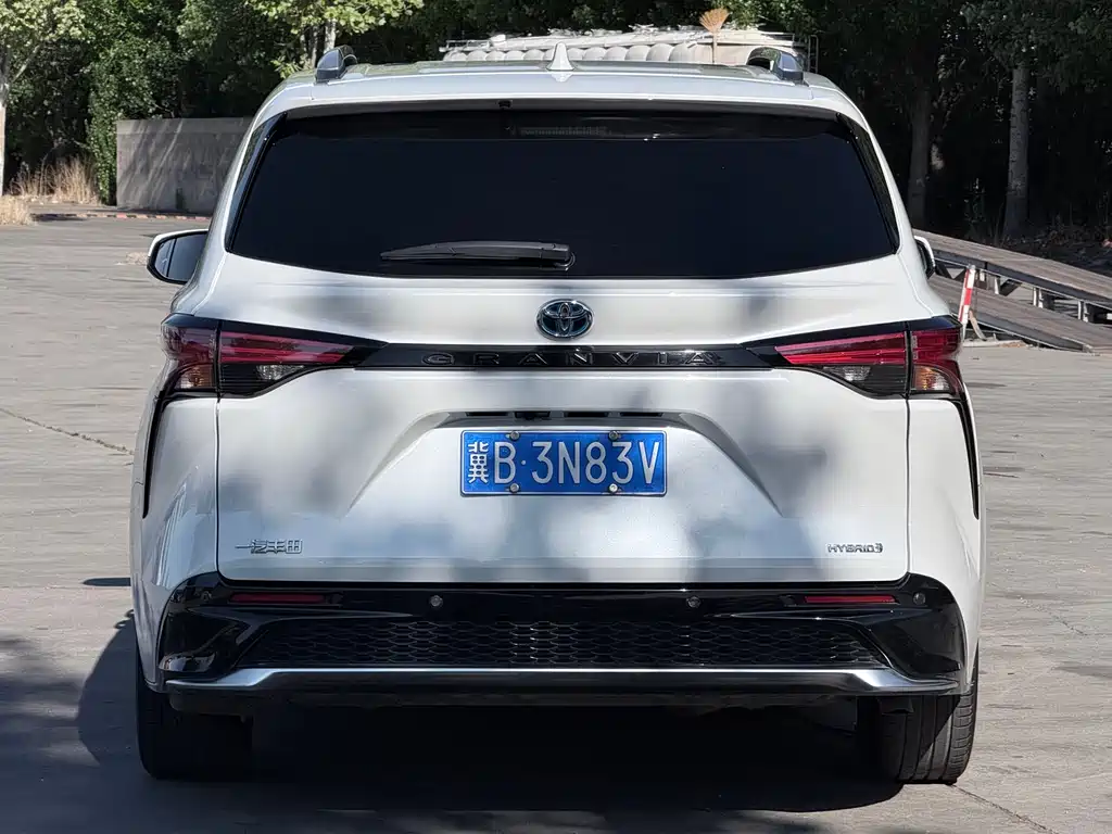 Granvia 2.5 L Hybrid Noble VIP