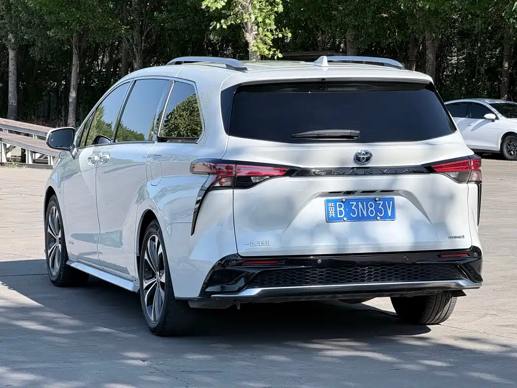 Granvia 2.5 L Hybrid Noble VIP