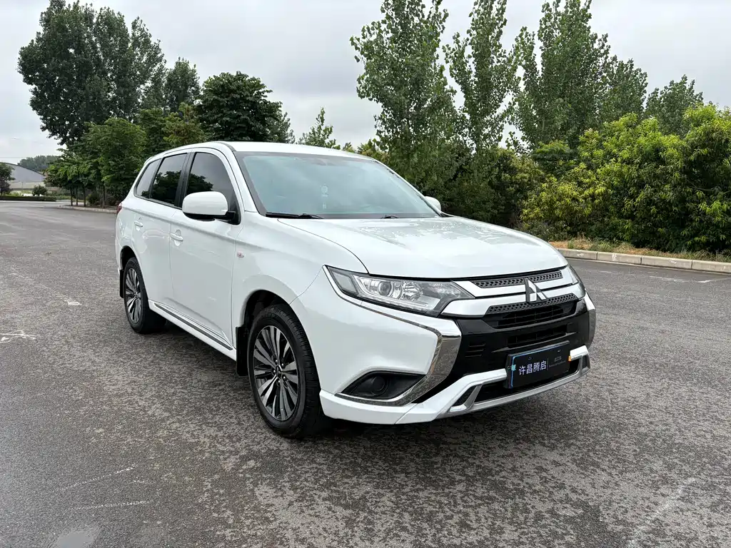 Outlander Facelift 2.0 L 2 WD Smooth Travel 5-seat
