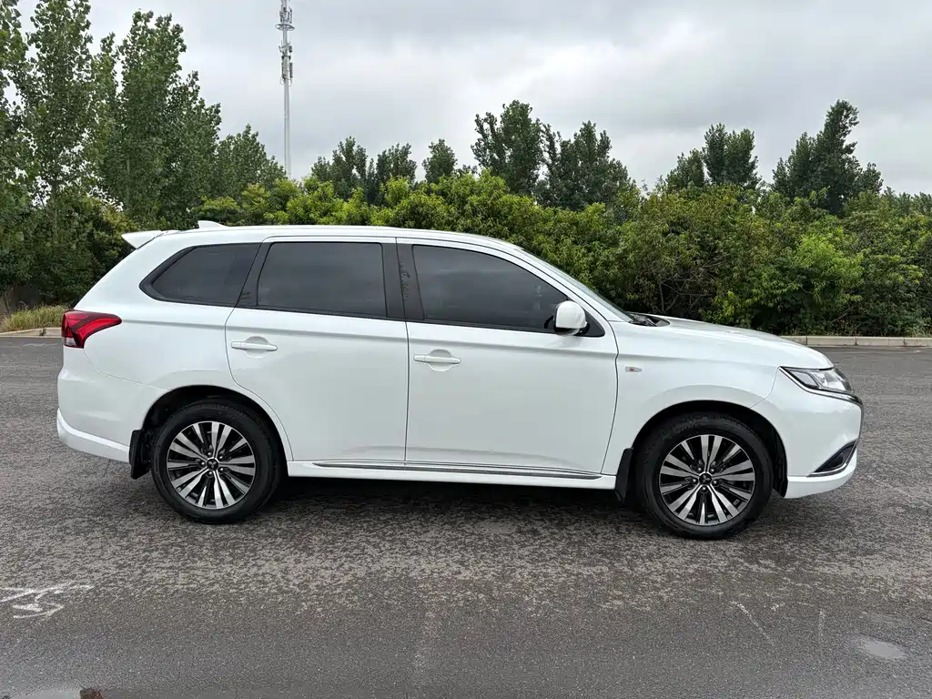 Outlander Facelift 2.0 L 2 WD Smooth Travel 5-seat