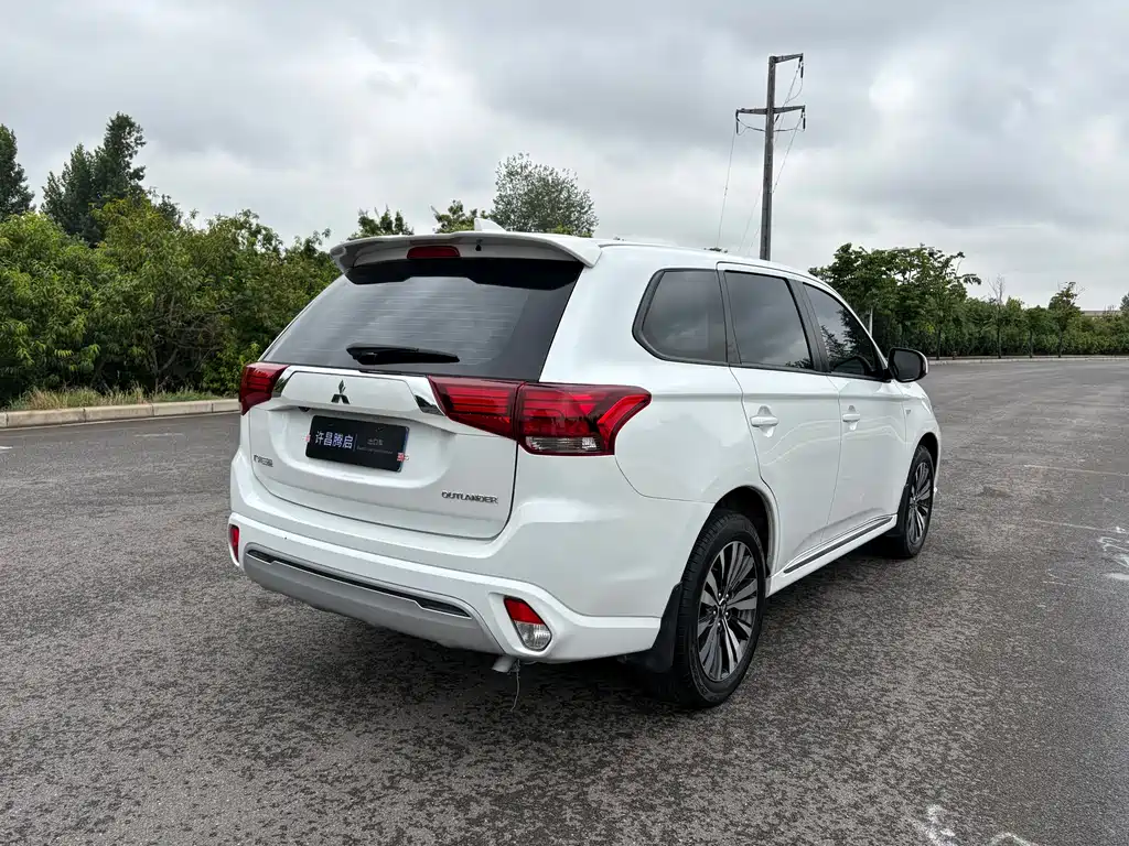 Outlander Facelift 2.0 L 2 WD Smooth Travel 5-seat