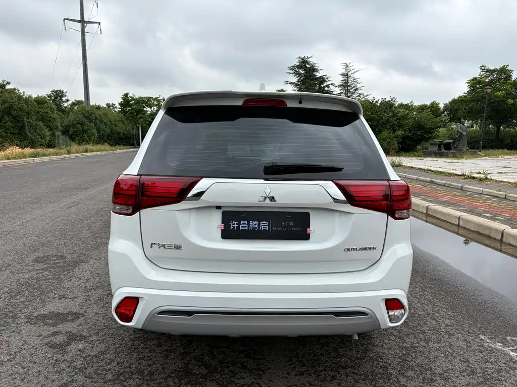 Outlander Facelift 2.0 L 2 WD Smooth Travel 5-seat