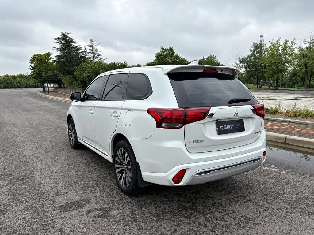 Outlander Facelift 2.0 L 2 WD Smooth Travel 5-seat