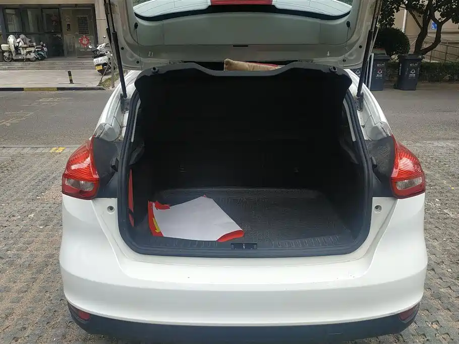Focus Hatchback 1.6 L Auto Comfort