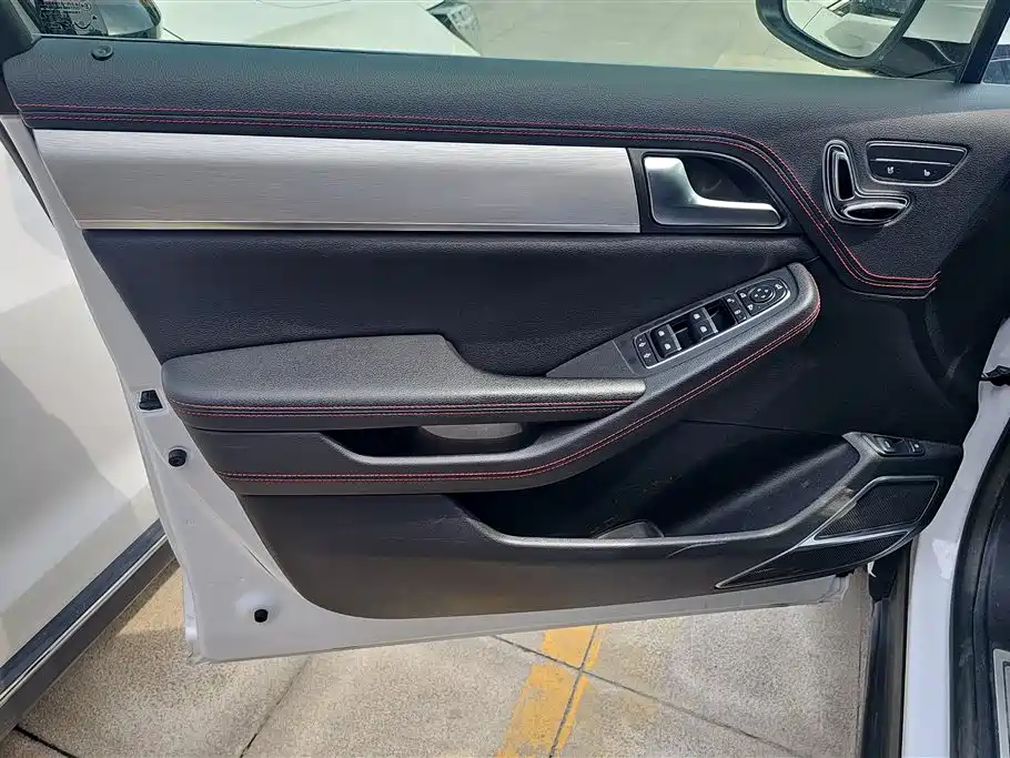 Tang NEV DM 2.0 T Full-time 4 WD Connected Creative Enjoyment 7-seat CN-V