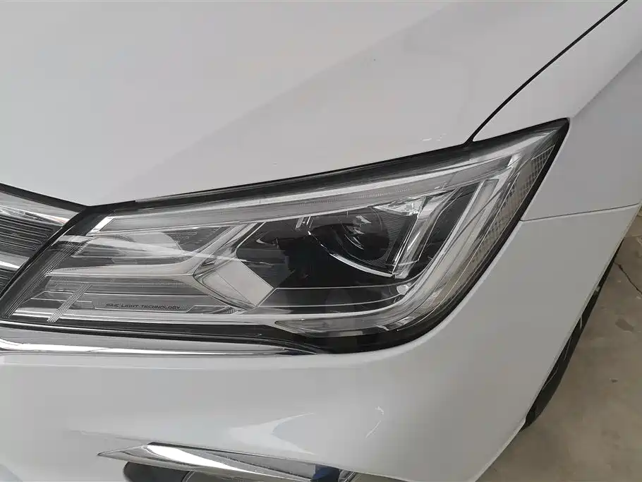 Roewe i5 1.5 L Auto 4 G Connected Leading Luxury Flagship