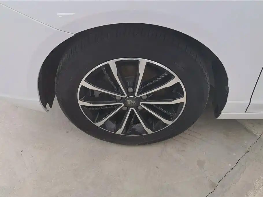 Roewe i5 1.5 L Auto 4 G Connected Leading Luxury Flagship