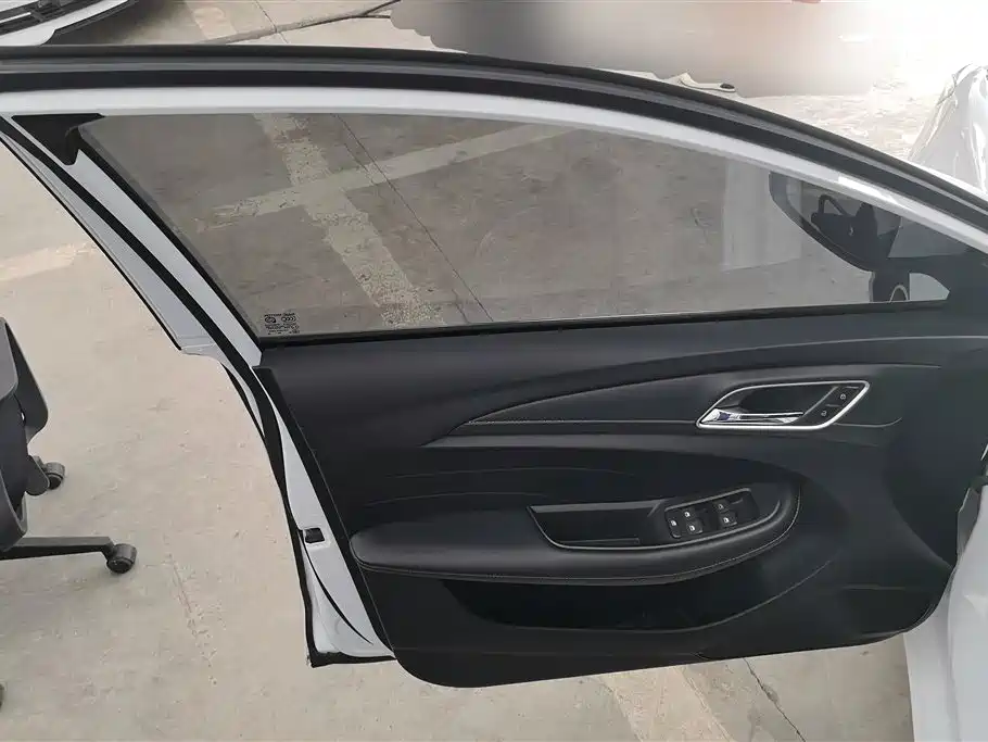 Roewe i5 1.5 L Auto 4 G Connected Leading Luxury Flagship
