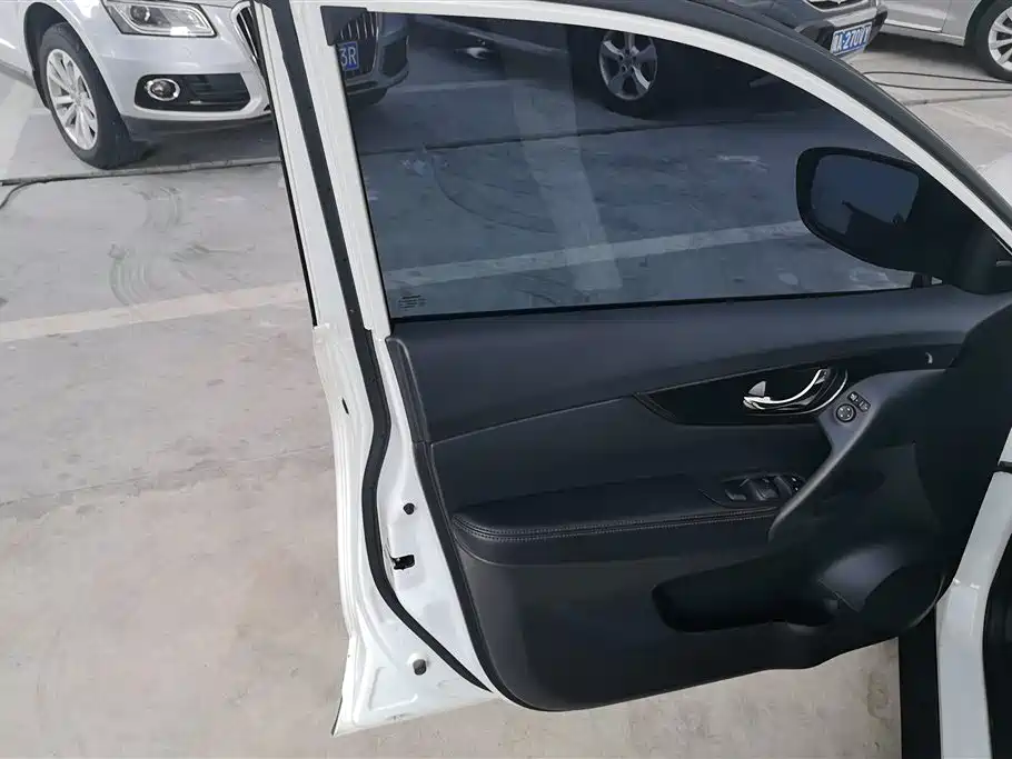 X-Trail 2.5 L CVT Luxury 4 WD