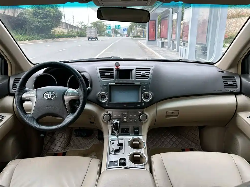 Highlander 2.7 L 2 WD 7-seat Luxury