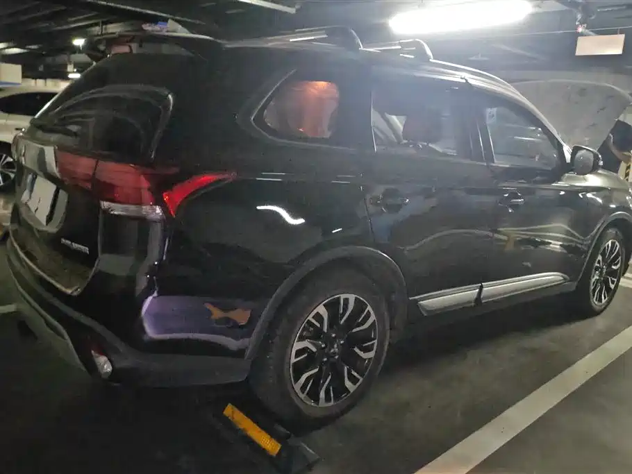 Outlander 2.0 L 2 WD Smooth Enjoyment 7-seat CN-V