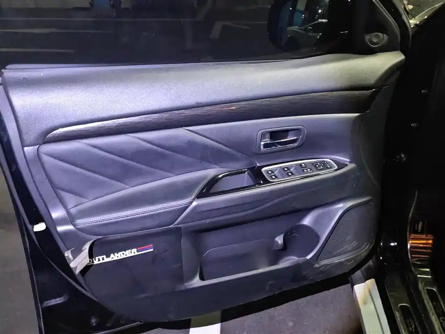 Outlander 2.0 L 2 WD Smooth Enjoyment 7-seat CN-V