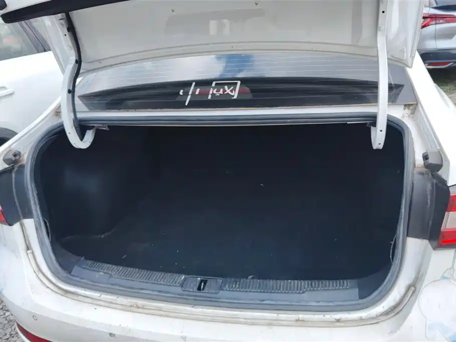 Roewe i5 1.5 L Auto 4 G Connected Leading Luxury Flagship