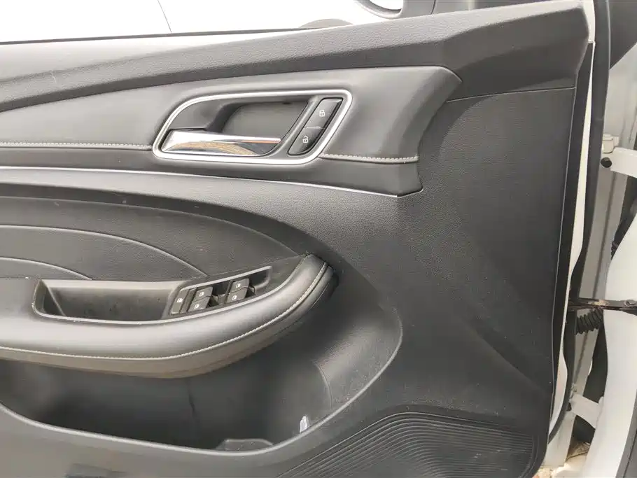 Roewe i5 1.5 L Auto 4 G Connected Leading Luxury Flagship