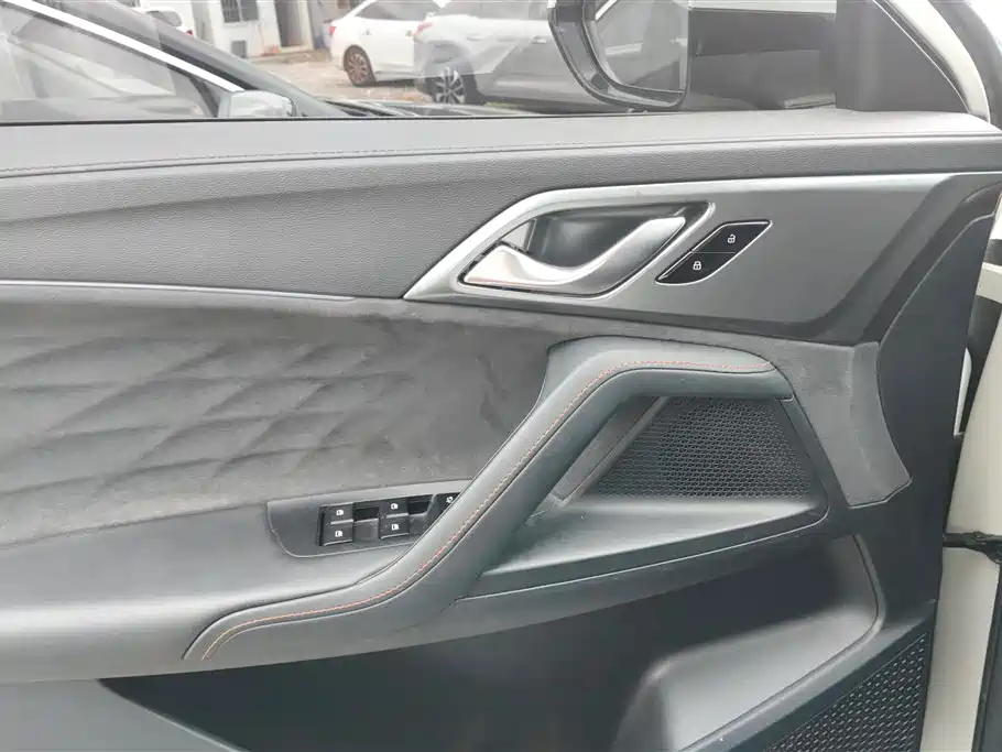 Roewe D5 X DMH 荣威D5 X DMH 2024款 135科技版