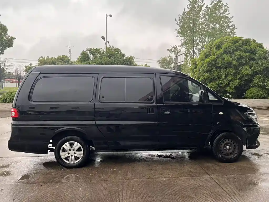 Lingzhi M5 L 1.6 L Basic 7-seat