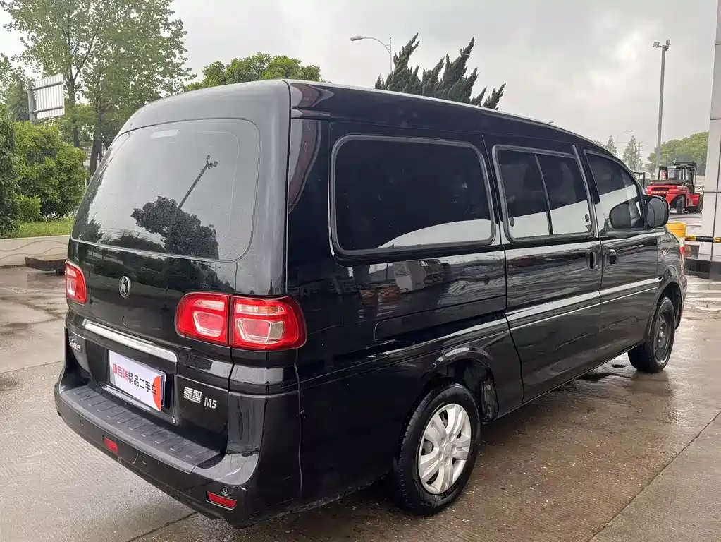 Lingzhi M5 L 1.6 L Basic 7-seat