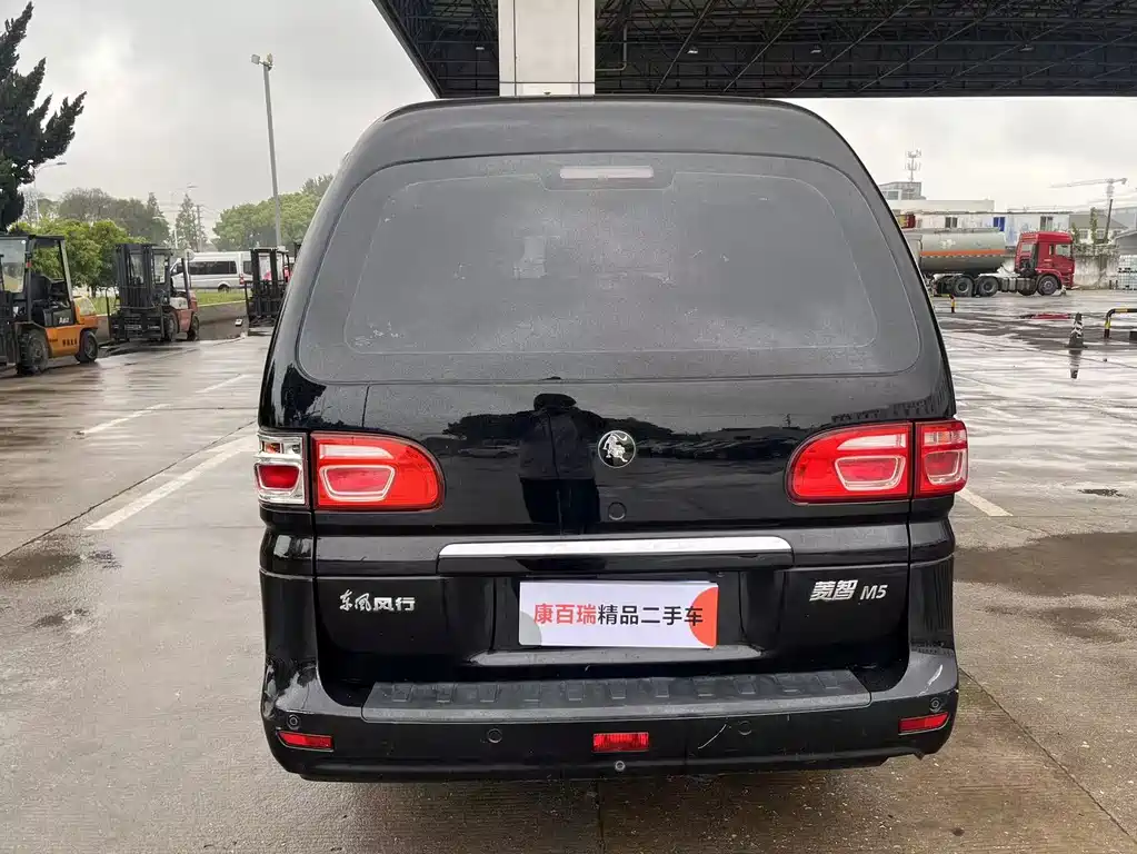 Lingzhi M5 L 1.6 L Basic 7-seat