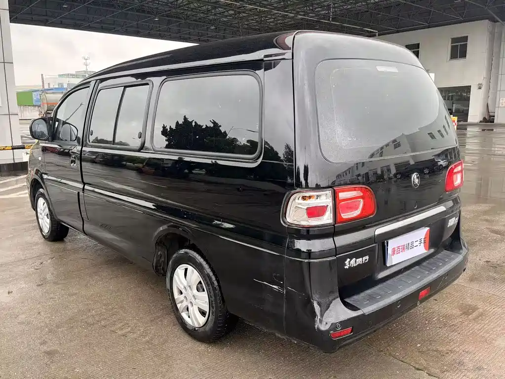 Lingzhi M5 L 1.6 L Basic 7-seat