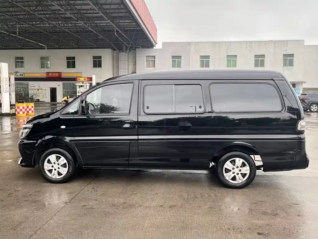 Lingzhi M5 L 1.6 L Basic 7-seat