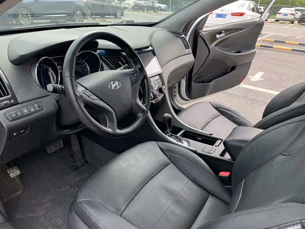 Sonata 2.0 L Auto Leading