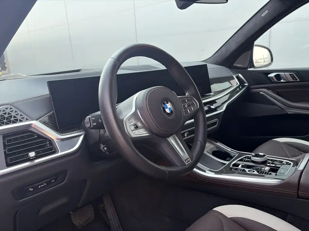 BMW X5 xDrive 40 Li M Sport Night Package