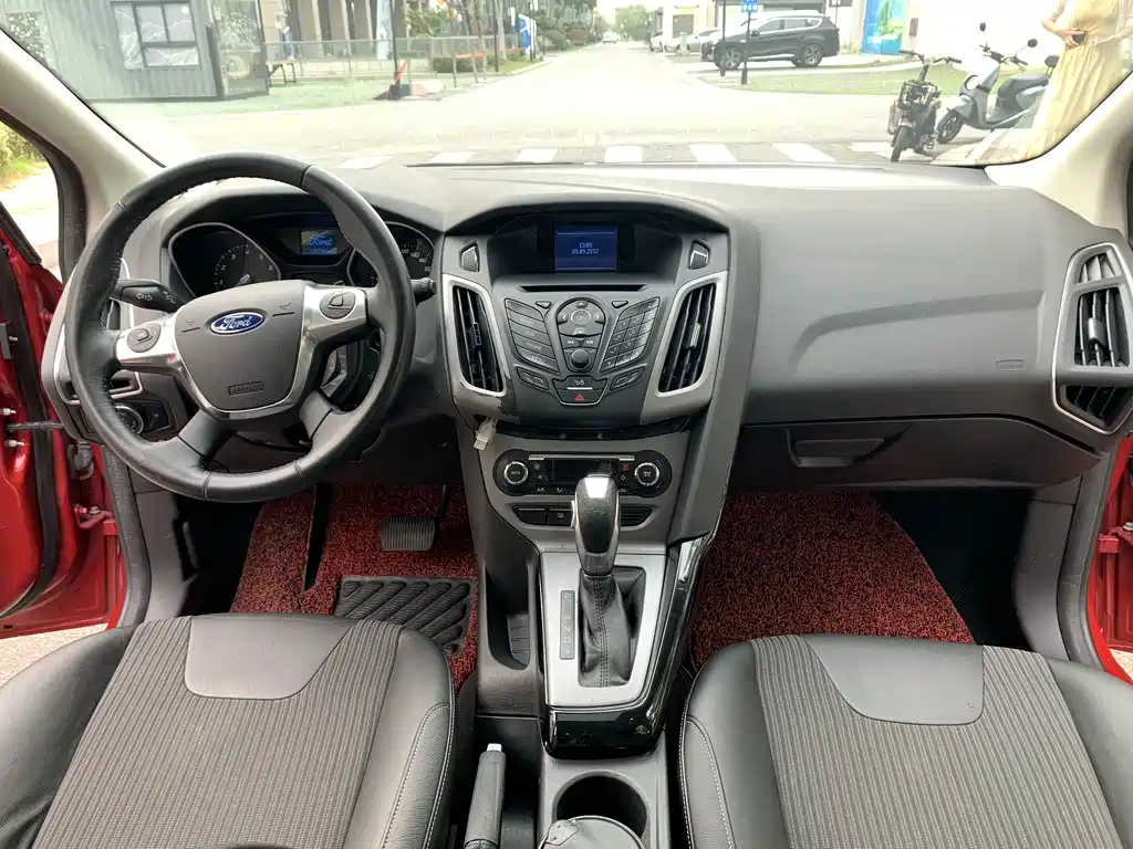 Focus Hatchback 1.6 L Auto Style