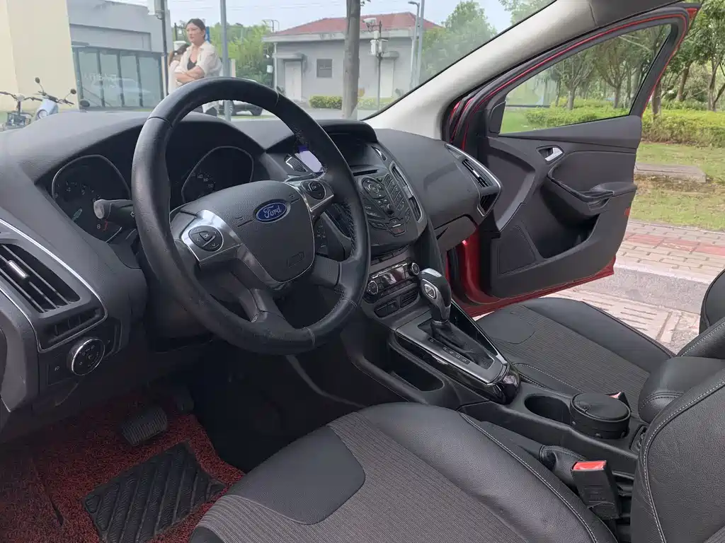 Focus Hatchback 1.6 L Auto Style