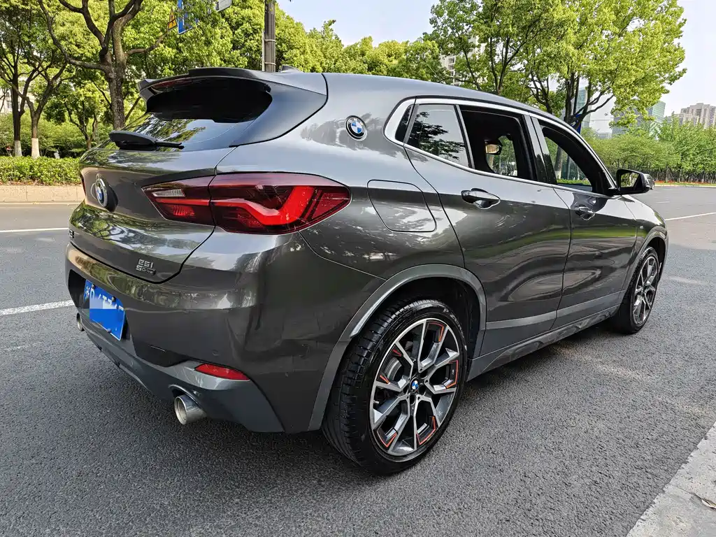 BMW X2 sDrive25 i Sharp Edge
