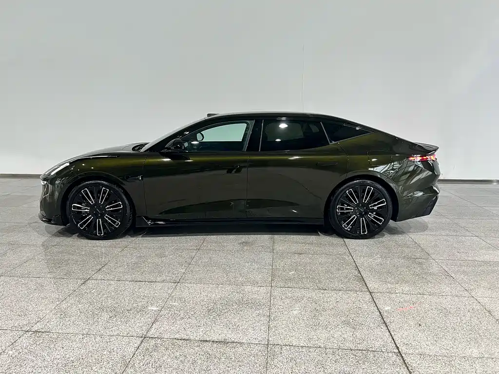 Lynk & Co 10 EM-P 领克10 2025款 240四驱Ultra运动版