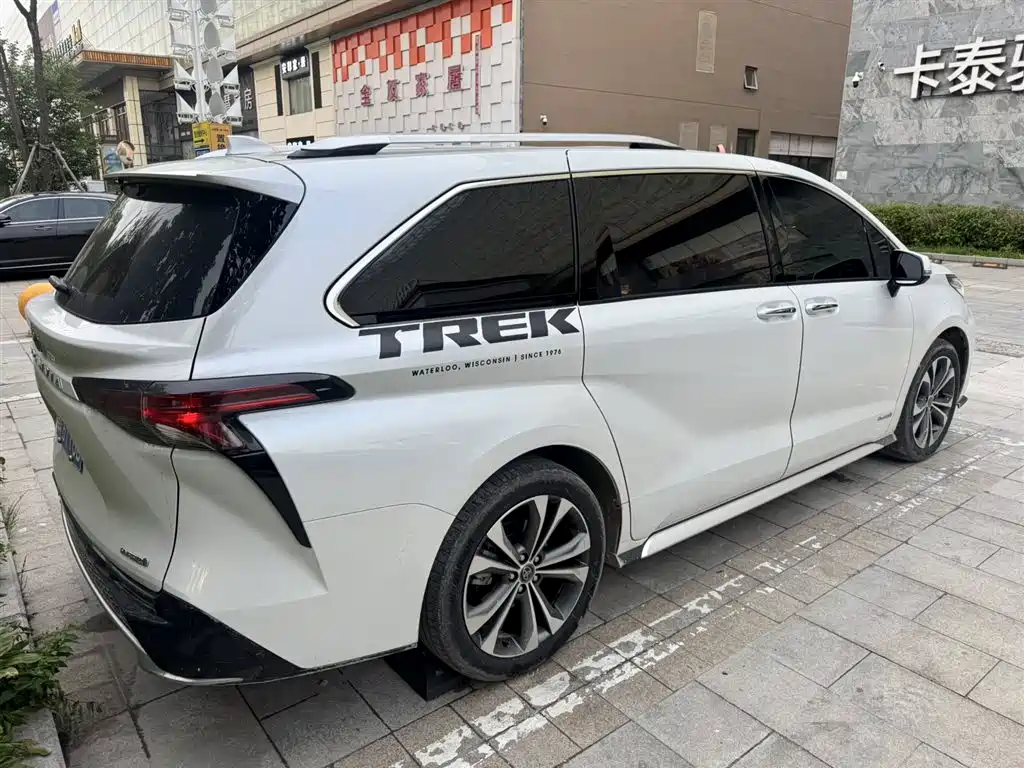 Granvia 2.5 L Hybrid Distinguished PLUS