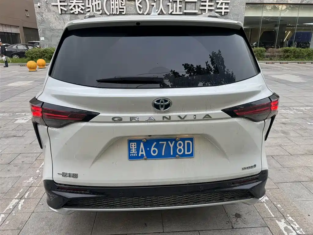 Granvia 2.5 L Hybrid Distinguished PLUS