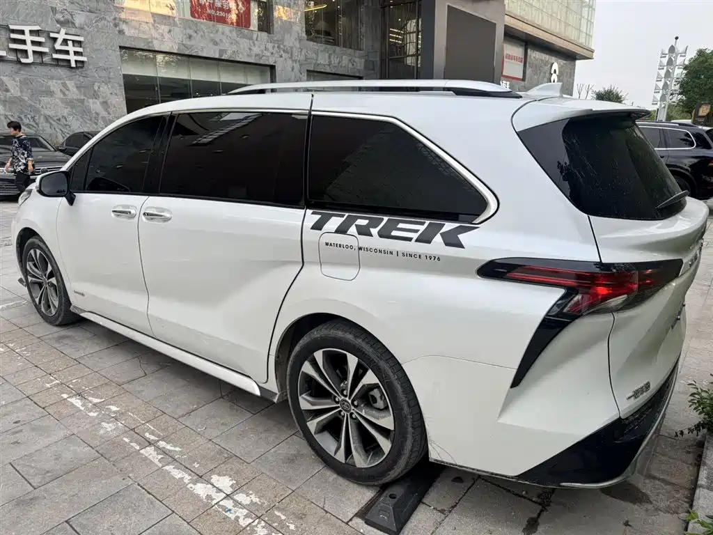 Granvia 2.5 L Hybrid Distinguished PLUS
