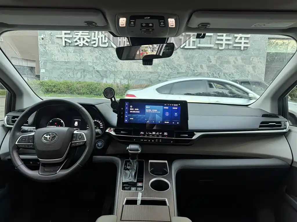 Granvia 2.5 L Hybrid Distinguished PLUS