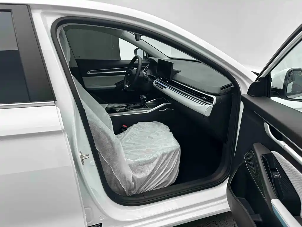 Emgrand 4 th Gen 1.5 L CVT Flagship