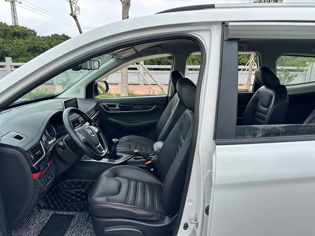 Fengxing SX6 1.6 L Manual Luxury CN-VI