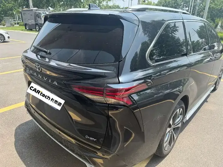 Toyota Granvia 2.5 L Hybrid Distinguished PLUS